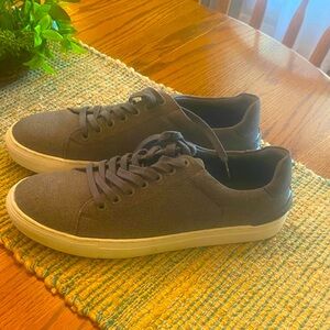 Size 11 men’s skater type sneaker